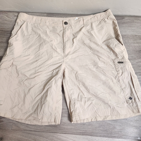 Colombia Tan Shorts Size 42 Omni Shade Sun Protection Lightweight Quick Dry Hike - Picture 1 of 10